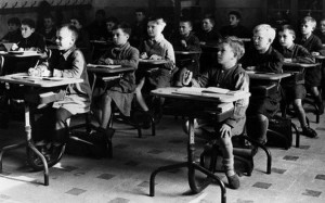 7764257198_photo-d-archive-d-une-ecole-primaire-de-garcons-en-france-lors-de-la-rentree-des-classes-en-1951